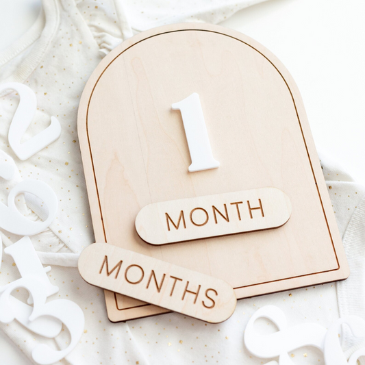 Baby Milestone Plaque with Daisy Accents – Newborn Photo Prop &amp; Keepsak
